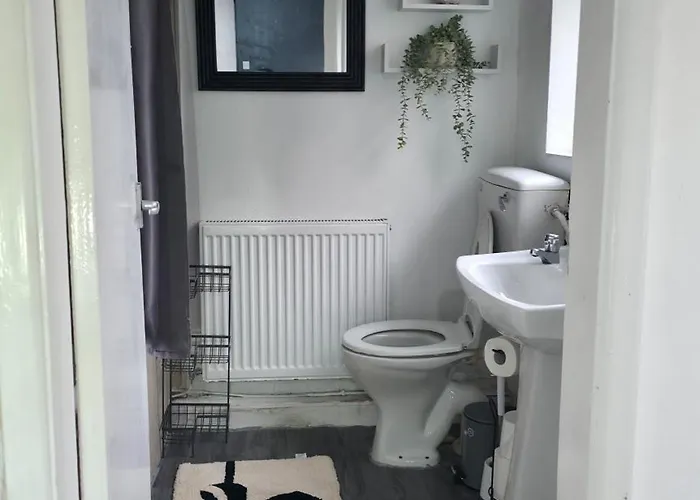 Aire St Large Group Fast A66 A19 Access Holiday home