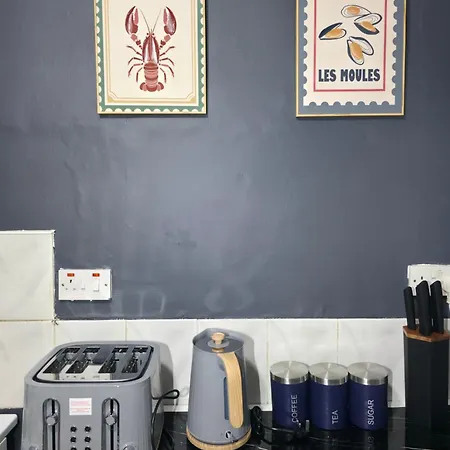 Aire St Large Group Fast A66 A19 Access *