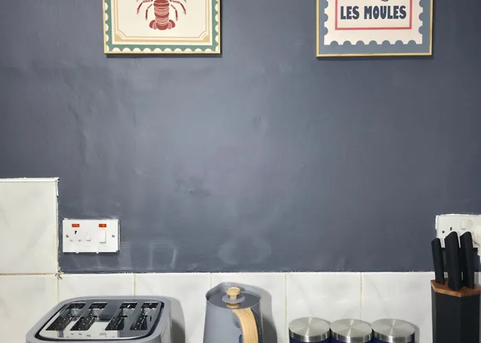 Aire St Large Group Fast A66 A19 Access *